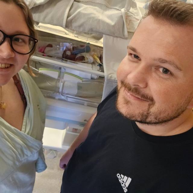 Se spomnite Teje in Denisa iz šova Življenje na tehtnici? Njun sinček se je rodil s komaj 680 grami, zdaj sta sporočila novico