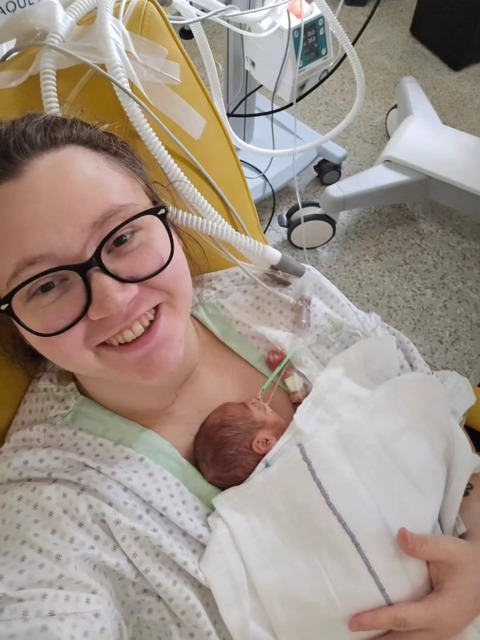 Se spomnite Teje in Denisa iz šova Življenje na tehtnici? Njun sinček se je rodil s komaj 680 grami, zdaj sta sporočila novico