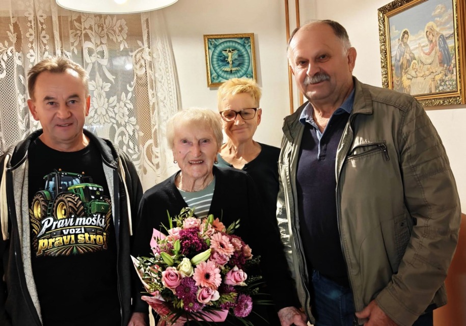 Za 101. rojstni dan je Tereziji čestital tudi župan Andrej, praznovala je najstarejša občanka