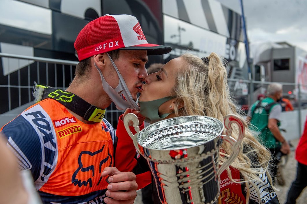 (FOTO) Tim Gajser dahnil usodni da! Prvi utrinki s poroke so naravnost čudoviti