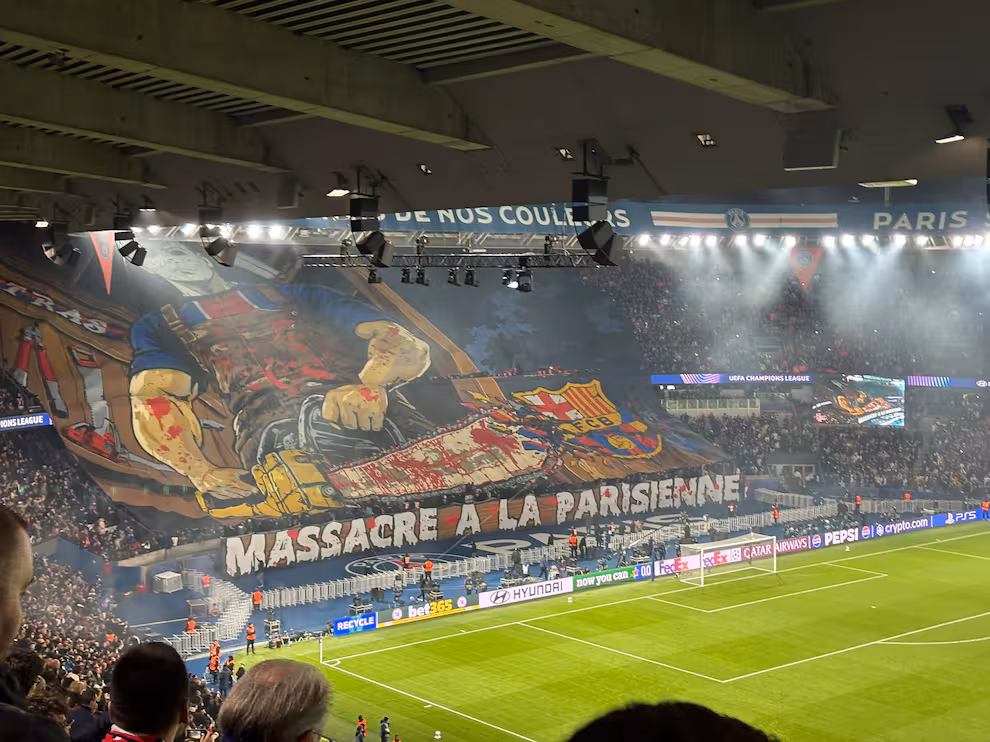 Škandal na tekmi PSG - Barcelona: krvava motorna žaga, napis o pokolu in štirje goli! Barcelona se je obrnila na Uefo