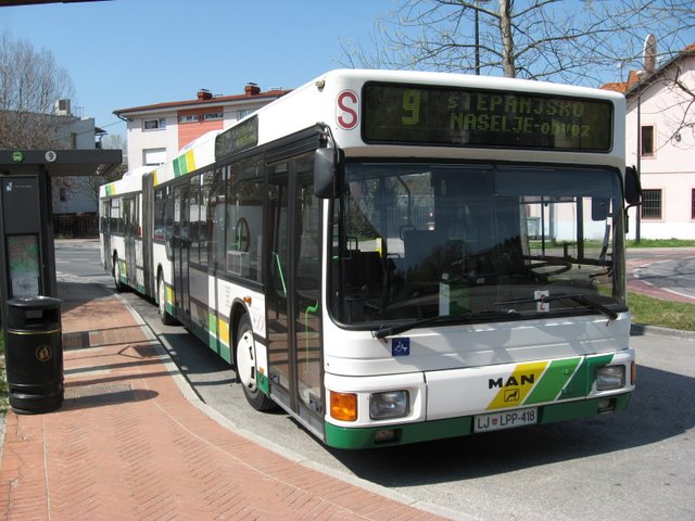 Starši, pozor! Starejši moški naj bi na avtobusu verbalno napadel otroka in mu ponujal denar