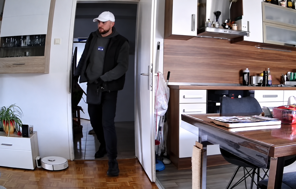 Sredi belega dne vdrl v stanovanje, a ni vedel, da ga snema kamera! Lastniki sedaj prosijo za pomoč (VIDEO)