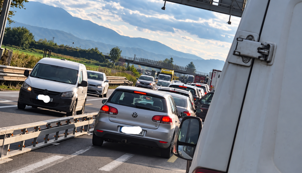 Nesreča na ljubljanski obvoznici: »Več ali manj stojimo, zamuda že 45 minut«